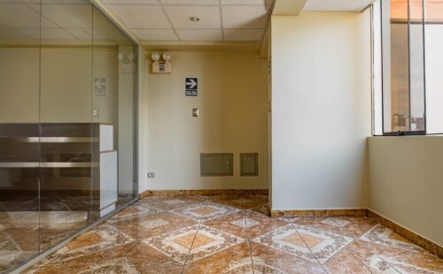 🏢 ¡OFICINA EN VENTA! UBICACIÓN ESTRATÉGICA EN SAN MIGUEL ✨ $95,000 Dólares - Image 4