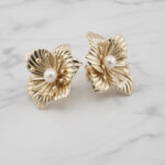 Aretes Cortos Anémona con Perla Oro Lam.