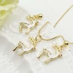 Set Renos navideños con cadena oro 18 K y aretes colgantes