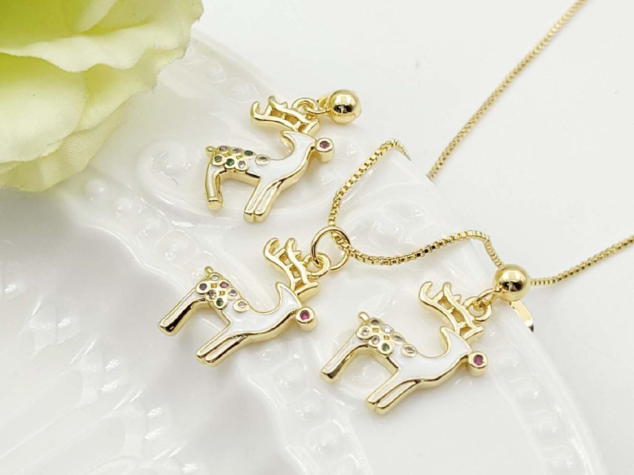 Set Renos navideños con cadena oro 18 K y aretes colgantes