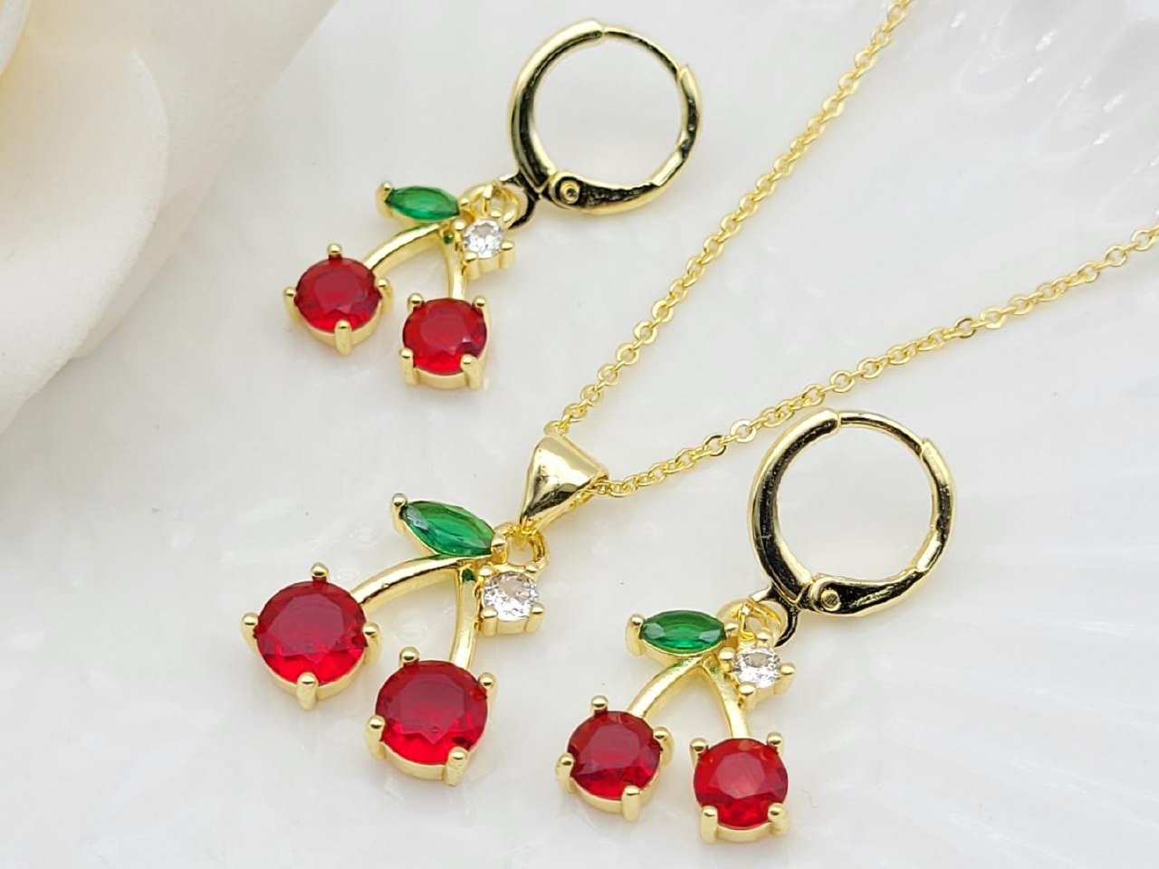 Cherrys Cristal set de cadena y aretes en oro laminado 18 k