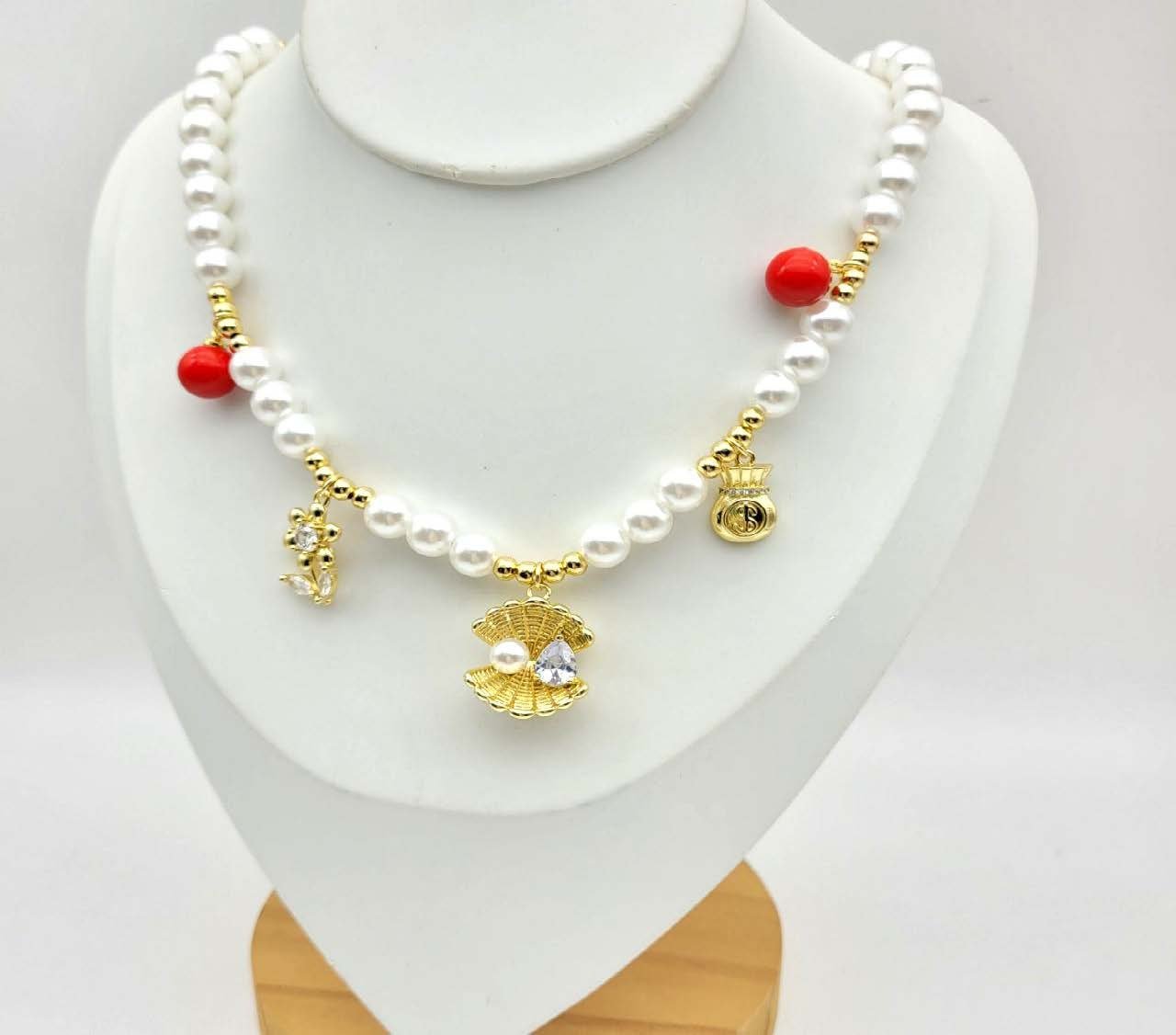 Collar de Perlas con dijes en oro laminado 18 k