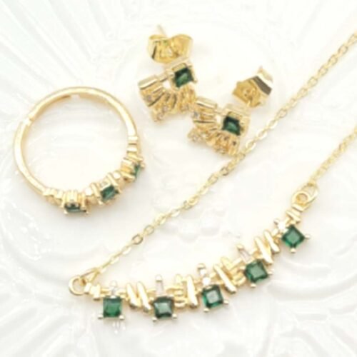 Set de Joyería Dorada con Piedras Verdes – Collar, Aretes y Anillo