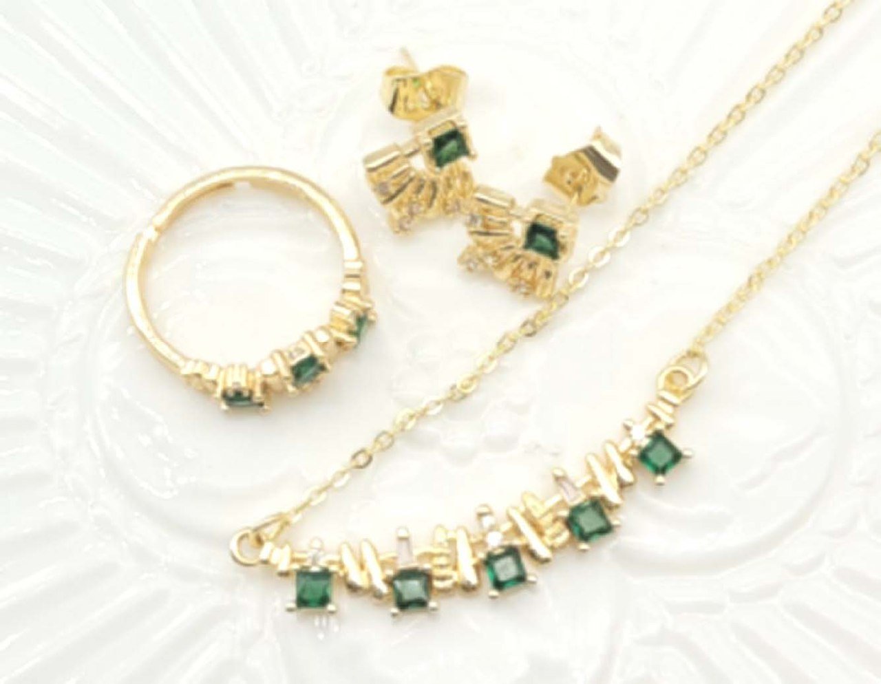 Set de Joyería Dorada con Piedras Verdes – Collar, Aretes y Anillo
