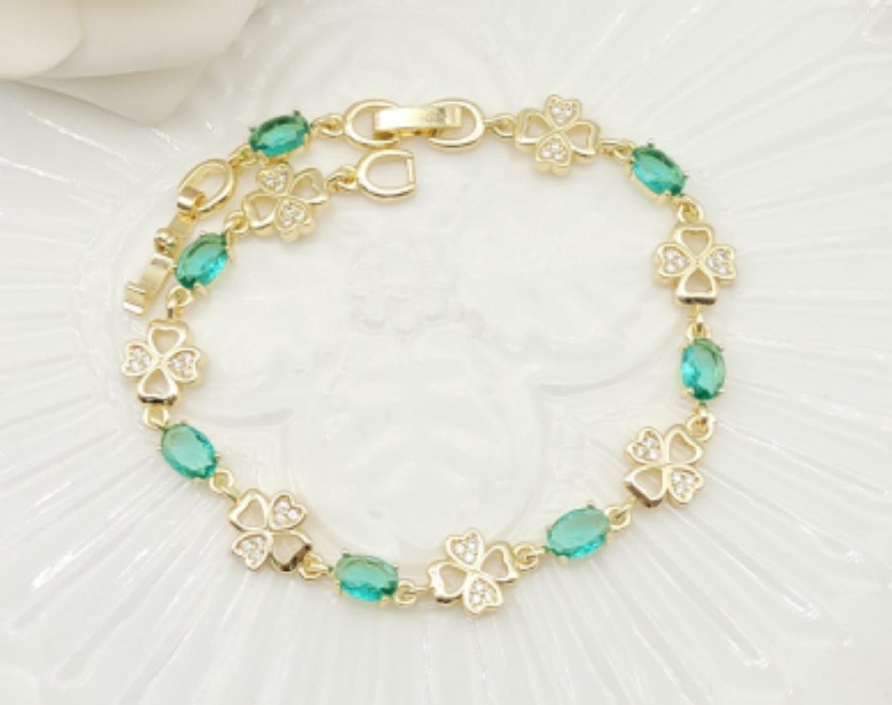 Pulsera Dorada con Dijes de Trébol y Piedras Turquesa