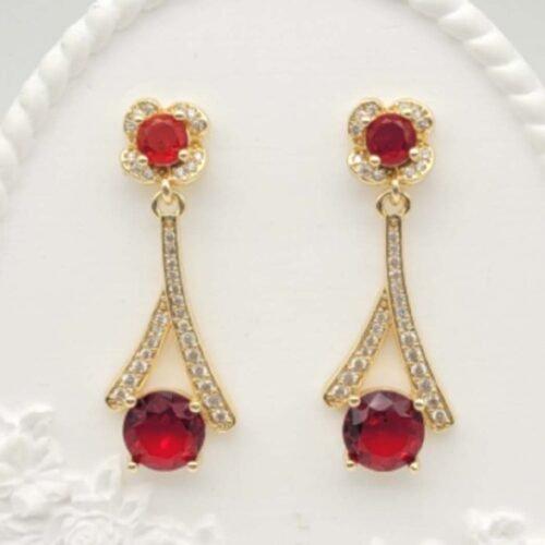 Aretes Colgantes Dorados con Piedras Rojas y Brillantes